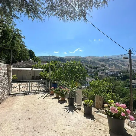 Ada's بيت ضيافة Gjirokastër